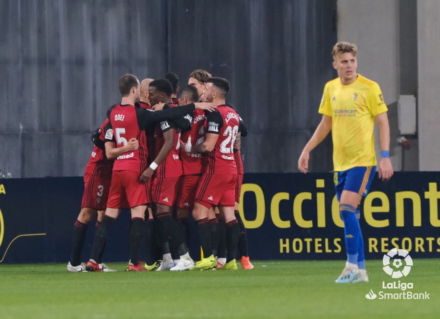 El Mirandés empató a tres en su visita al Cádiz en un final trepidante, con dos goles en el tiempo añadido del equipo burgalés. 