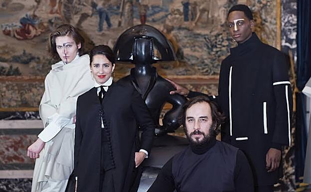 Imagen principal - Algunas de las propuestas de Oteyza. Arriba, los diseñadores posan con dos de sus modelos. 