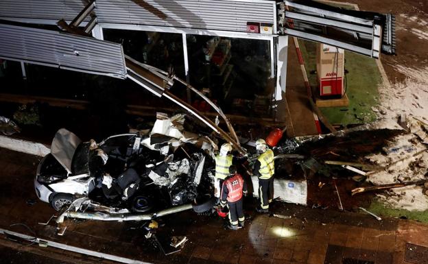 Estado en el que quedó el coche en el que se encontraban el menor fallecido, su hermano y la madre de ambos, en Estella (Navarra).