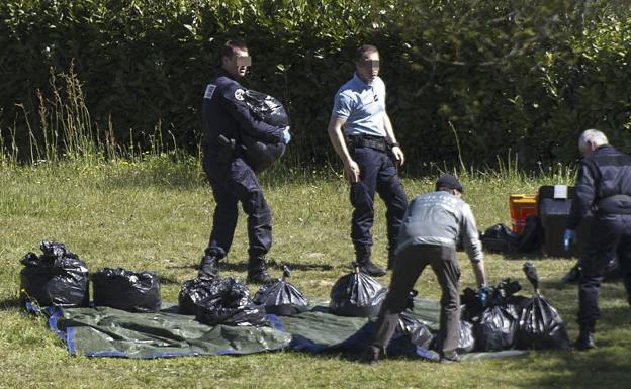 Gendarmes recogen armas entregadas por ETA en 2017. 