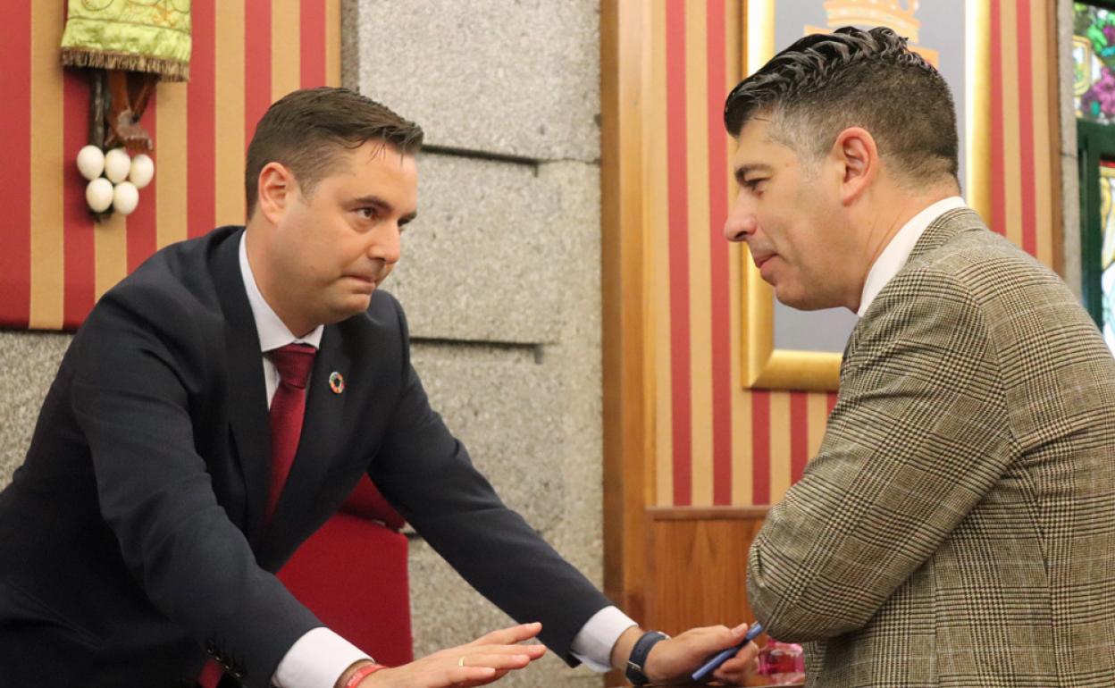 Daniel de la Rosa y Vicente Marañón conversan antes de una sesión plenaria