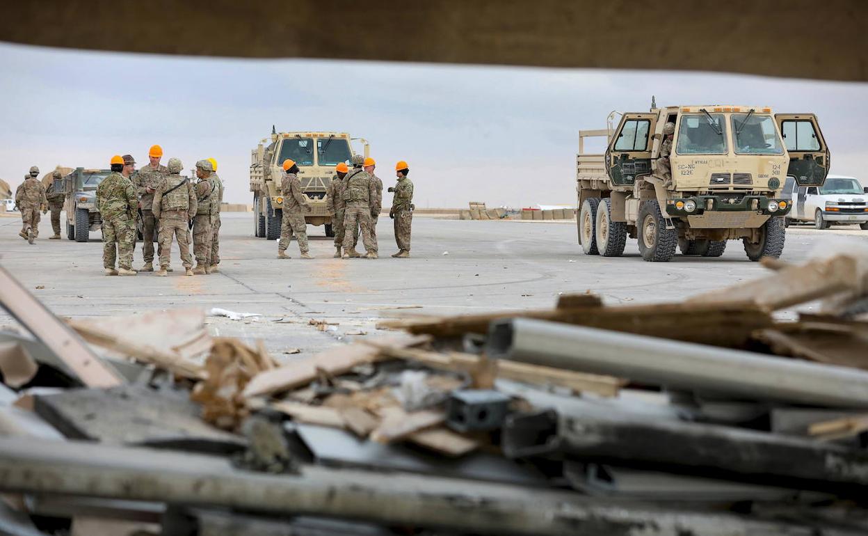 Soldados estadounidenses del 206 ° Batallón de Ingeniería en una base militar.