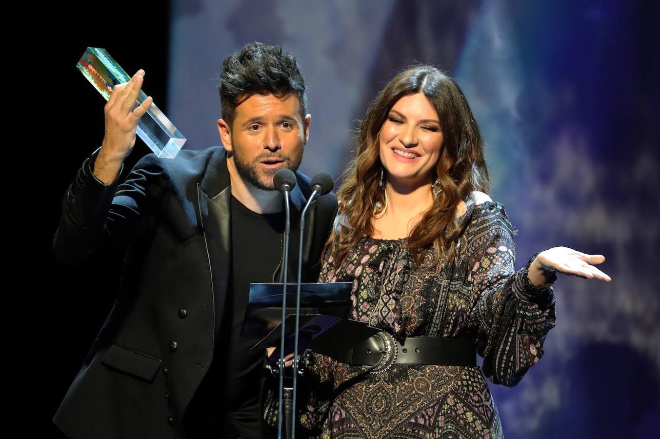 Los cantantes Pablo López y la italiana Laura Pausini.