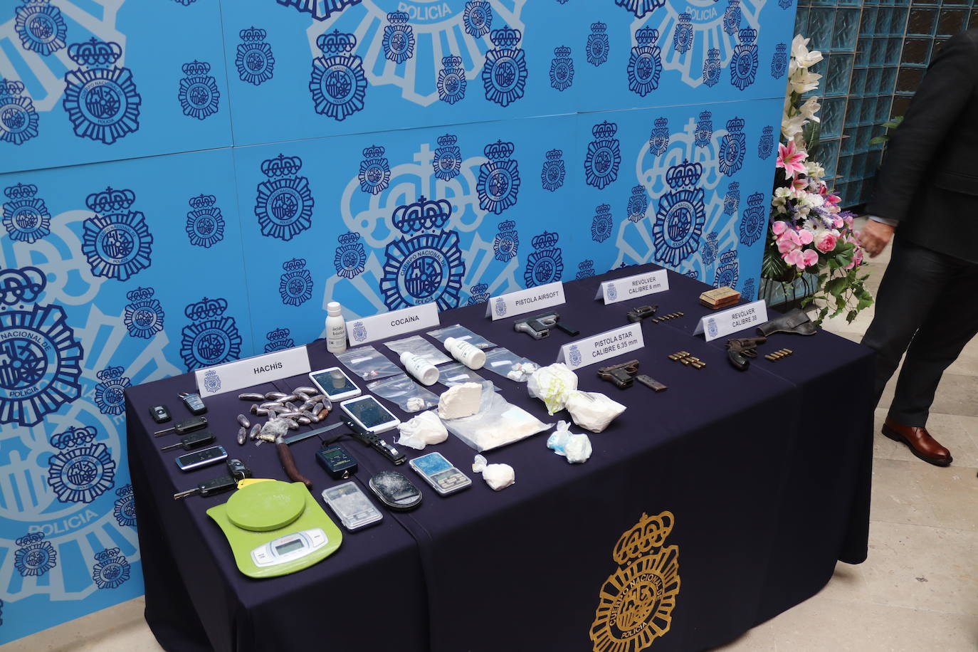 Cuatro armas cortas, cartuchos, 400 gramos de cocaína, 22 bellotas de hachis y cinco vehículos es todo los requisado por los agentes.
