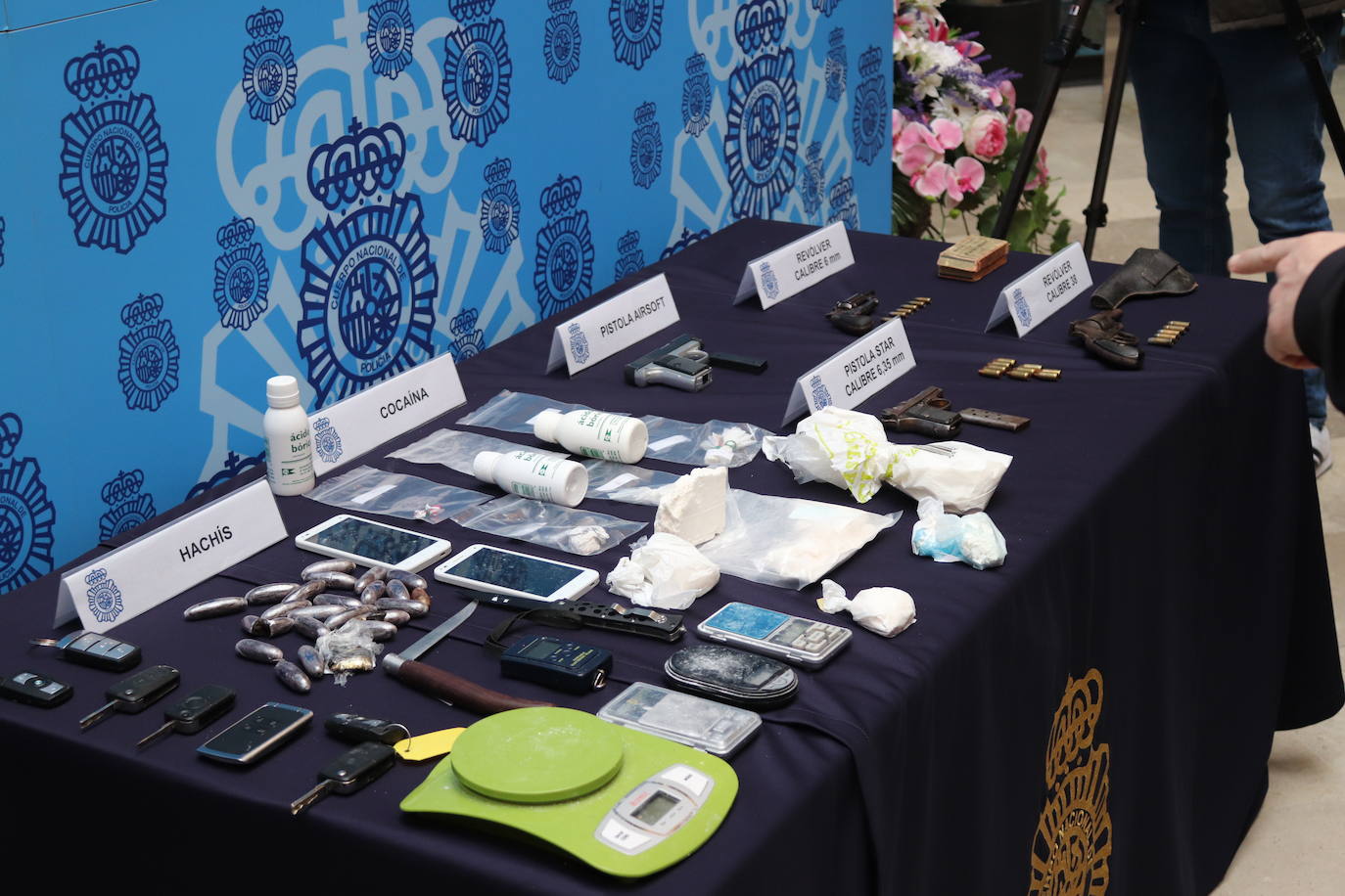Cuatro armas cortas, cartuchos, 400 gramos de cocaína, 22 bellotas de hachis y cinco vehículos es todo los requisado por los agentes.