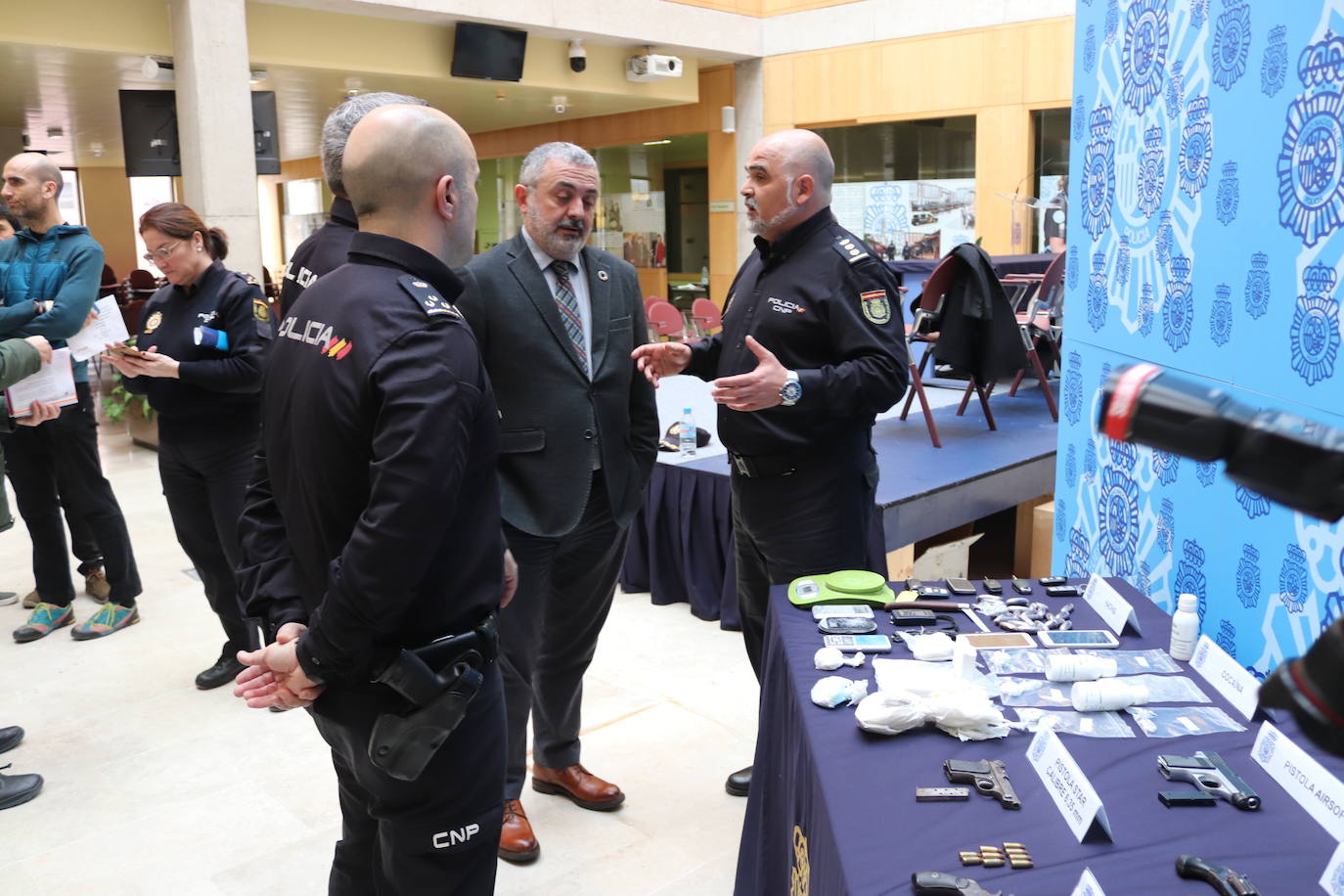 Cuatro armas cortas, cartuchos, 400 gramos de cocaína, 22 bellotas de hachis y cinco vehículos es todo los requisado por los agentes.