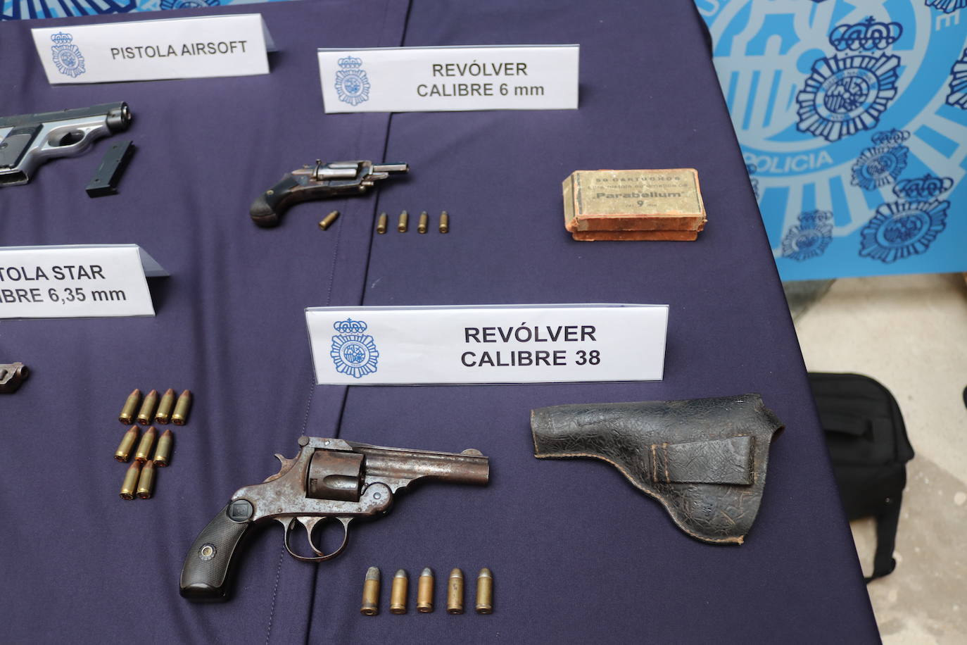 Cuatro armas cortas, cartuchos, 400 gramos de cocaína, 22 bellotas de hachis y cinco vehículos es todo los requisado por los agentes.