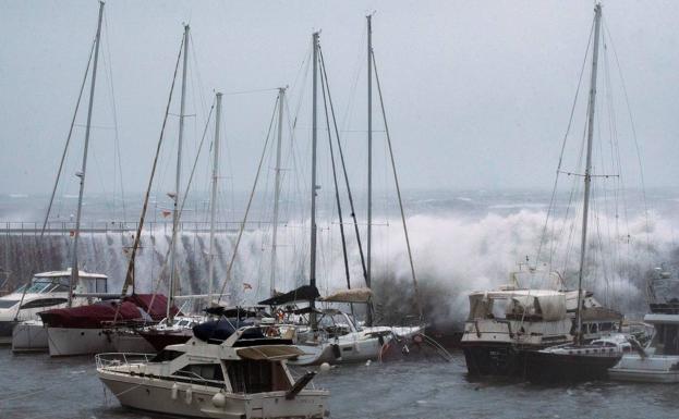 Imagen principal - Algunas imágenes que ha dejado el temporal 'Gloria' en Barcelona.