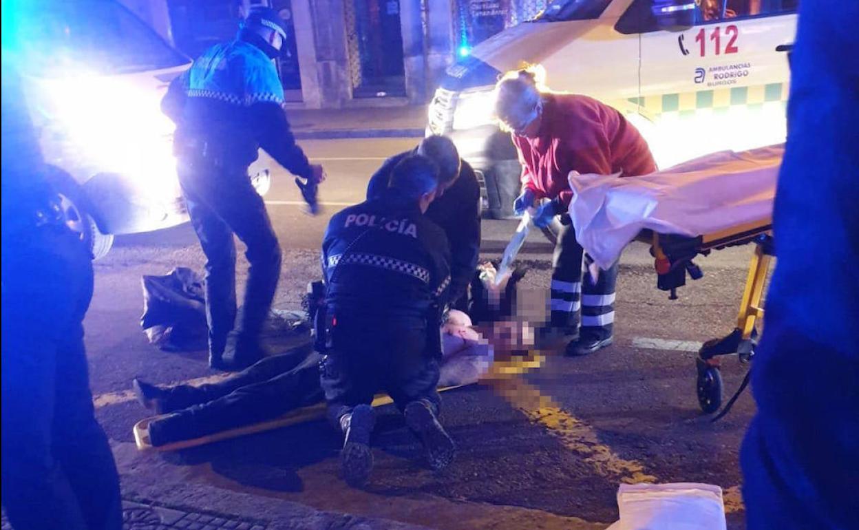 Policía y facultativos sanitarios intentan reanimar a Alex, el pasado domingo en la calle Progreso.