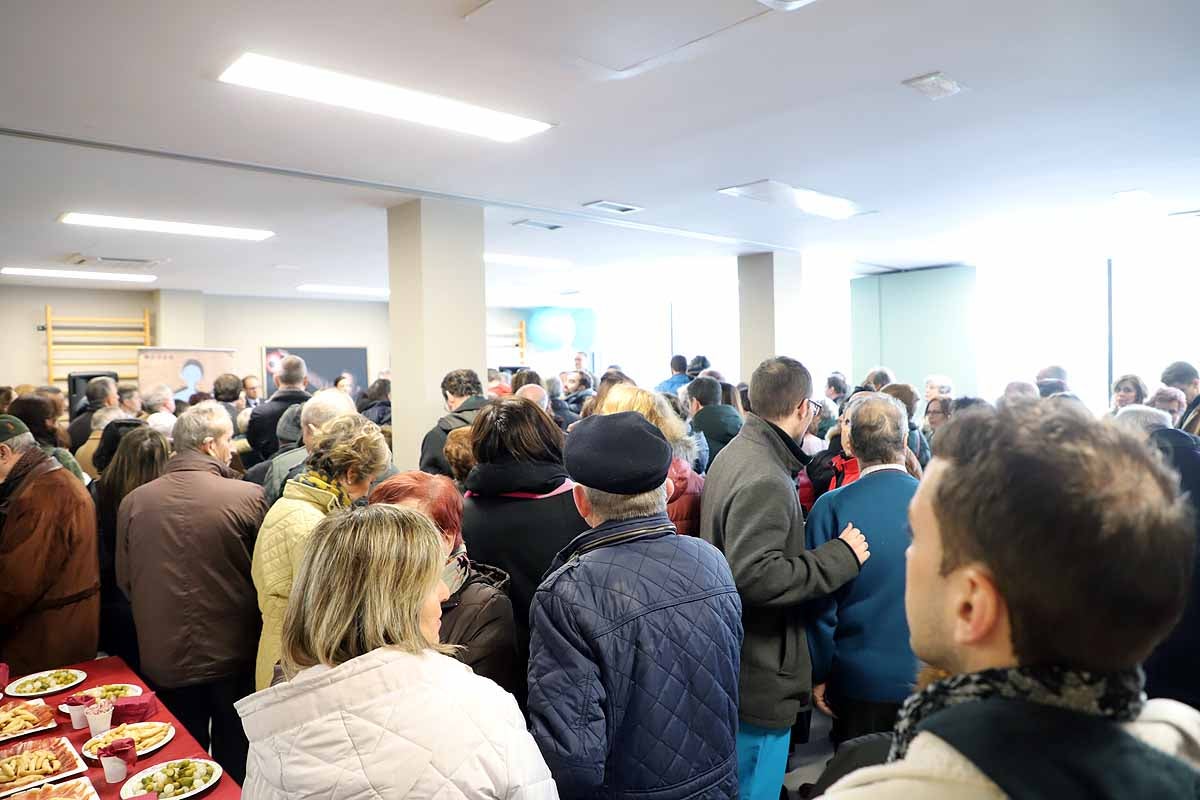 Durante la inauguración oficial se ha plantado un olivo a la puerta del centro. 