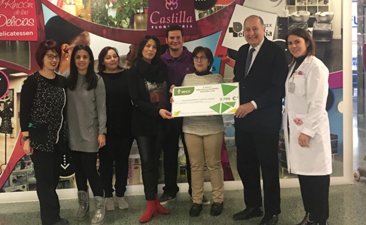 Acto de entrega del cheque a la AECC. 