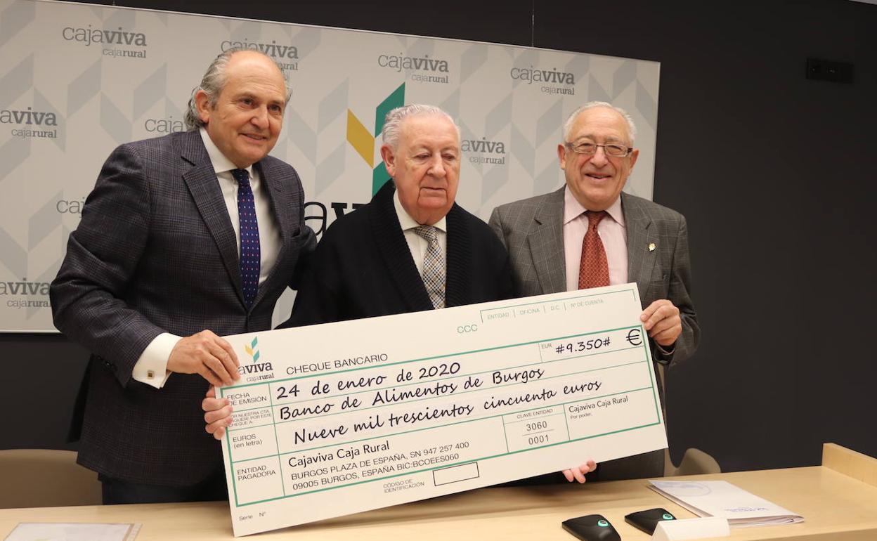 Entrega del cheque por parte de Cajaviva a Caja Rural al Banco de Alimentos.