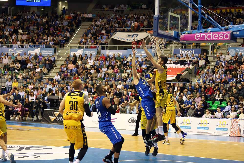 Los canarios dominaron todo el encuentro en El Coliseum.