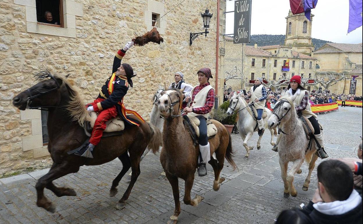 Santo Domingo de Silos (Burgos) acoge la vigésimo primera edición de la Fiesta de los Jefes, declarada de Interés Turístico Regional. 