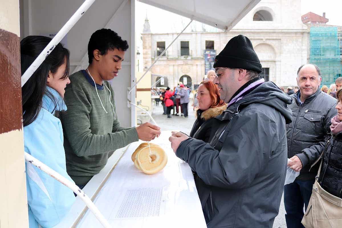 cientos de personas han participado este domingo en los diversos actos de la festividad de San Lesmes Abad | Capas castellanas, sayas de paño, panes, bailes y morcilla y chorizo como aliados contra el frío burgalés. 