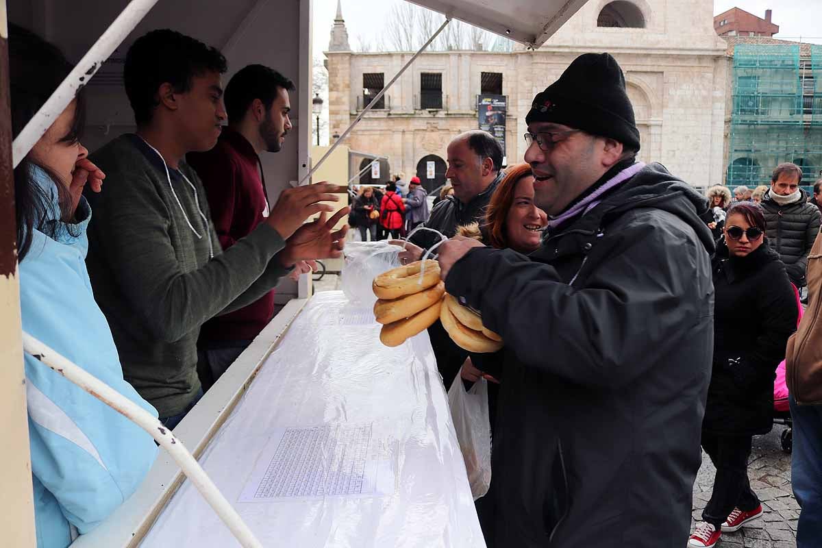 cientos de personas han participado este domingo en los diversos actos de la festividad de San Lesmes Abad | Capas castellanas, sayas de paño, panes, bailes y morcilla y chorizo como aliados contra el frío burgalés. 