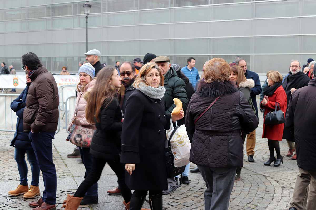 cientos de personas han participado este domingo en los diversos actos de la festividad de San Lesmes Abad | Capas castellanas, sayas de paño, panes, bailes y morcilla y chorizo como aliados contra el frío burgalés. 