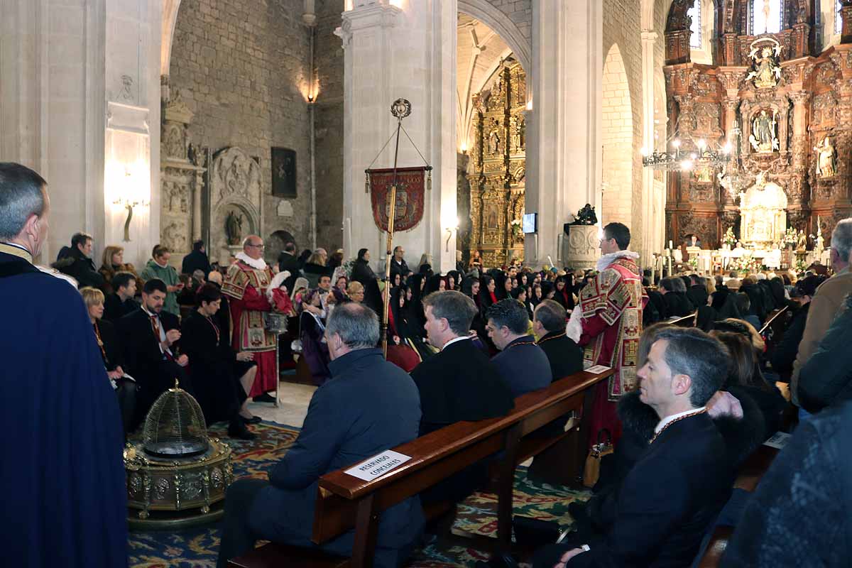 cientos de personas han participado este domingo en los diversos actos de la festividad de San Lesmes Abad | Capas castellanas, sayas de paño, panes, bailes y morcilla y chorizo como aliados contra el frío burgalés. 