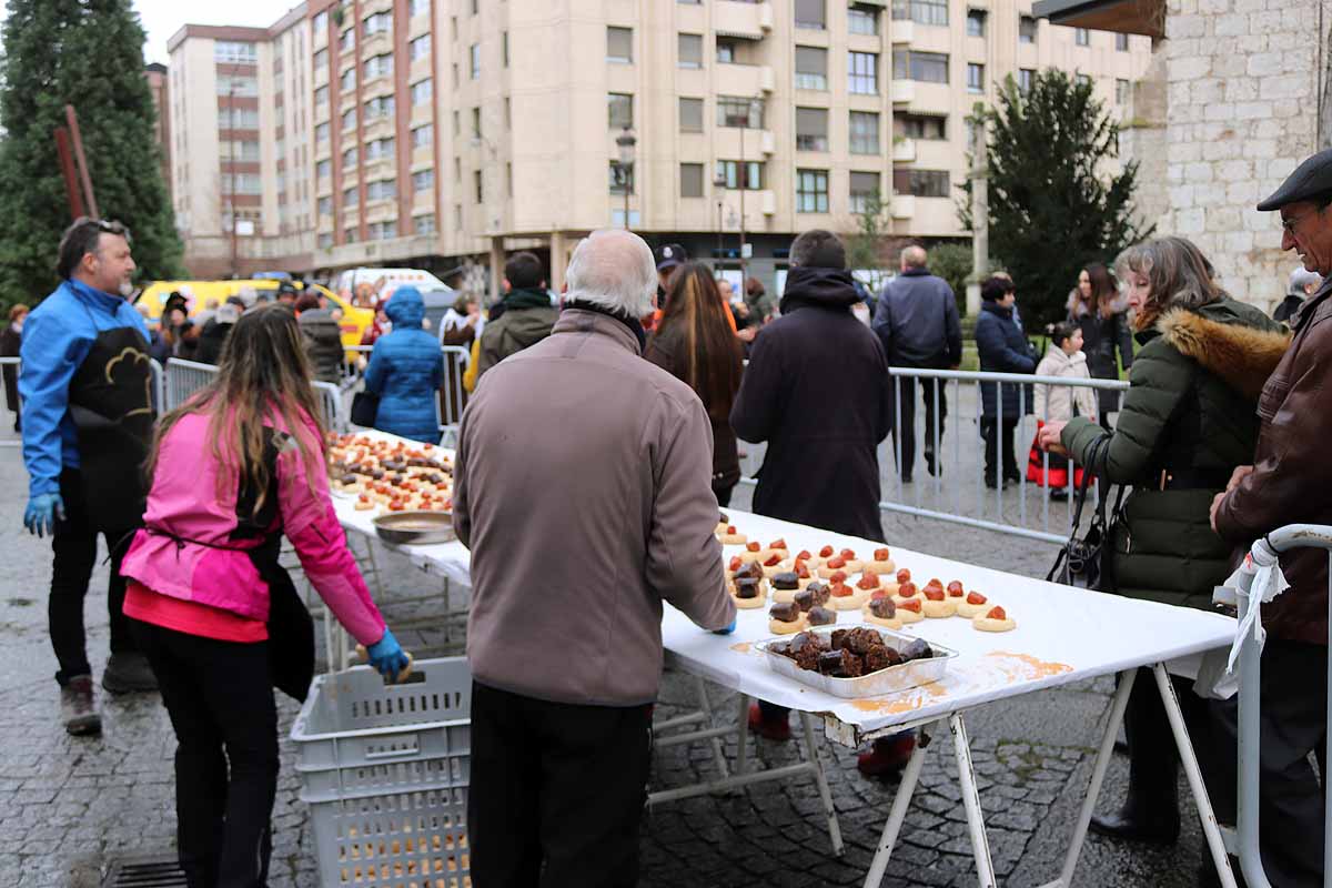 cientos de personas han participado este domingo en los diversos actos de la festividad de San Lesmes Abad | Capas castellanas, sayas de paño, panes, bailes y morcilla y chorizo como aliados contra el frío burgalés. 