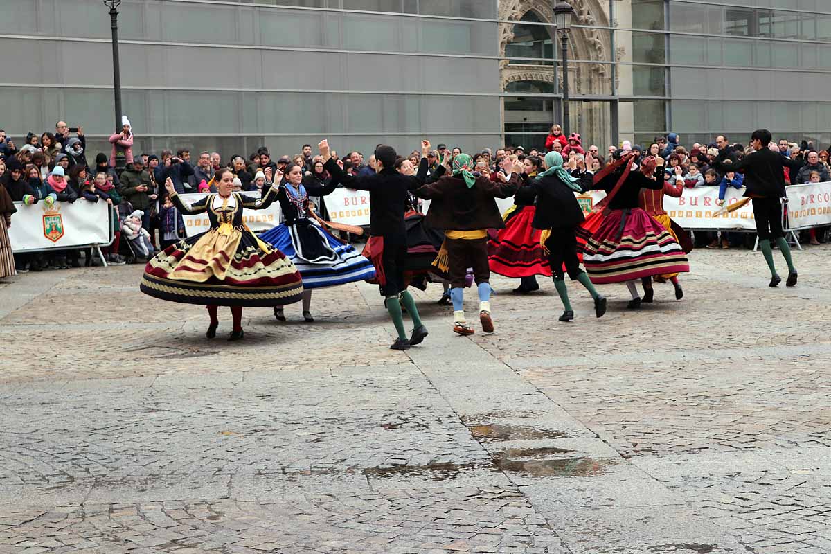 cientos de personas han participado este domingo en los diversos actos de la festividad de San Lesmes Abad | Capas castellanas, sayas de paño, panes, bailes y morcilla y chorizo como aliados contra el frío burgalés. 