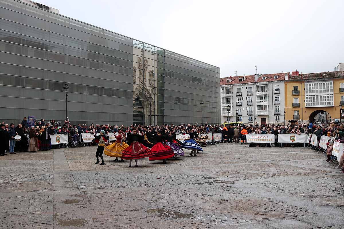 cientos de personas han participado este domingo en los diversos actos de la festividad de San Lesmes Abad | Capas castellanas, sayas de paño, panes, bailes y morcilla y chorizo como aliados contra el frío burgalés. 