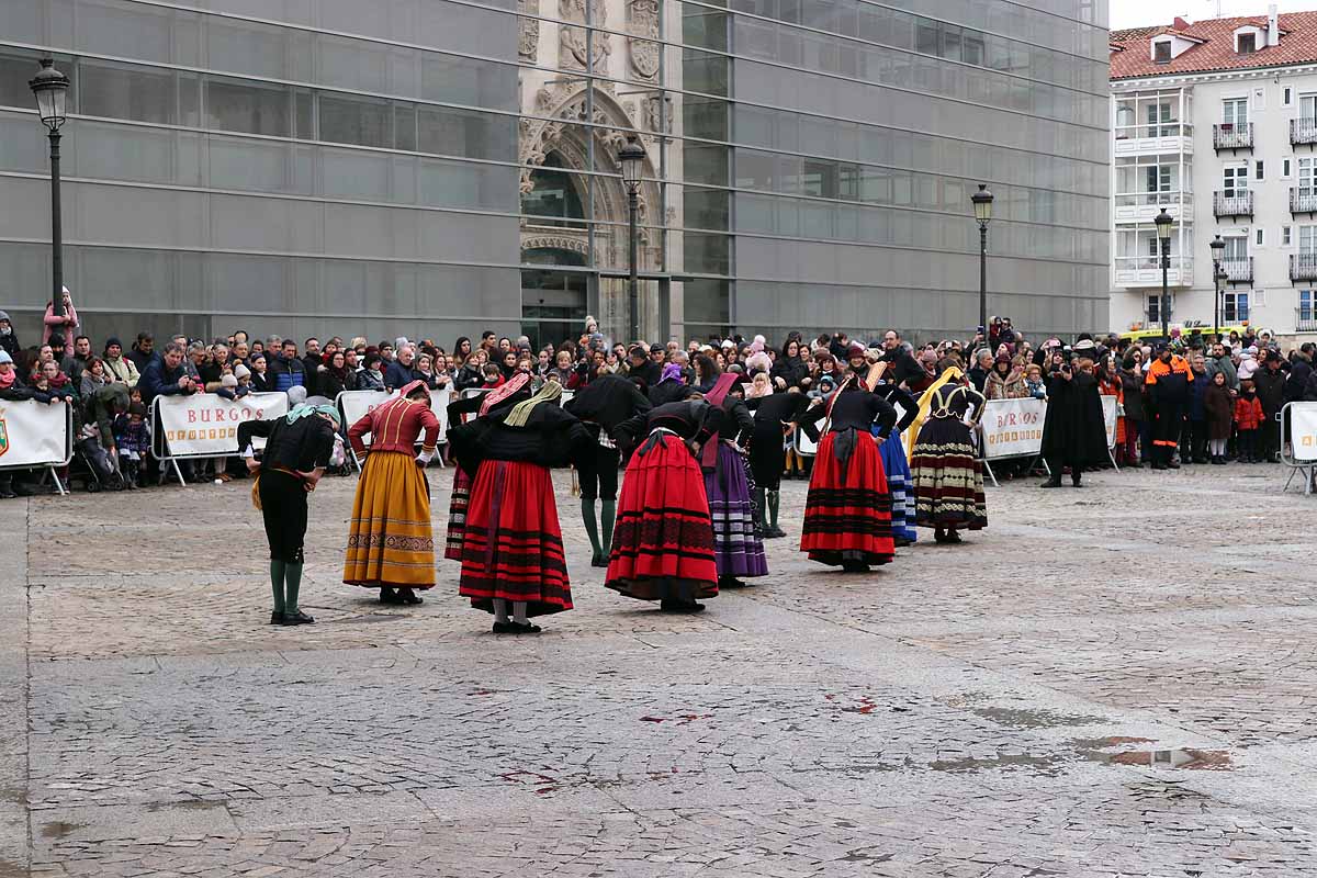 cientos de personas han participado este domingo en los diversos actos de la festividad de San Lesmes Abad | Capas castellanas, sayas de paño, panes, bailes y morcilla y chorizo como aliados contra el frío burgalés. 