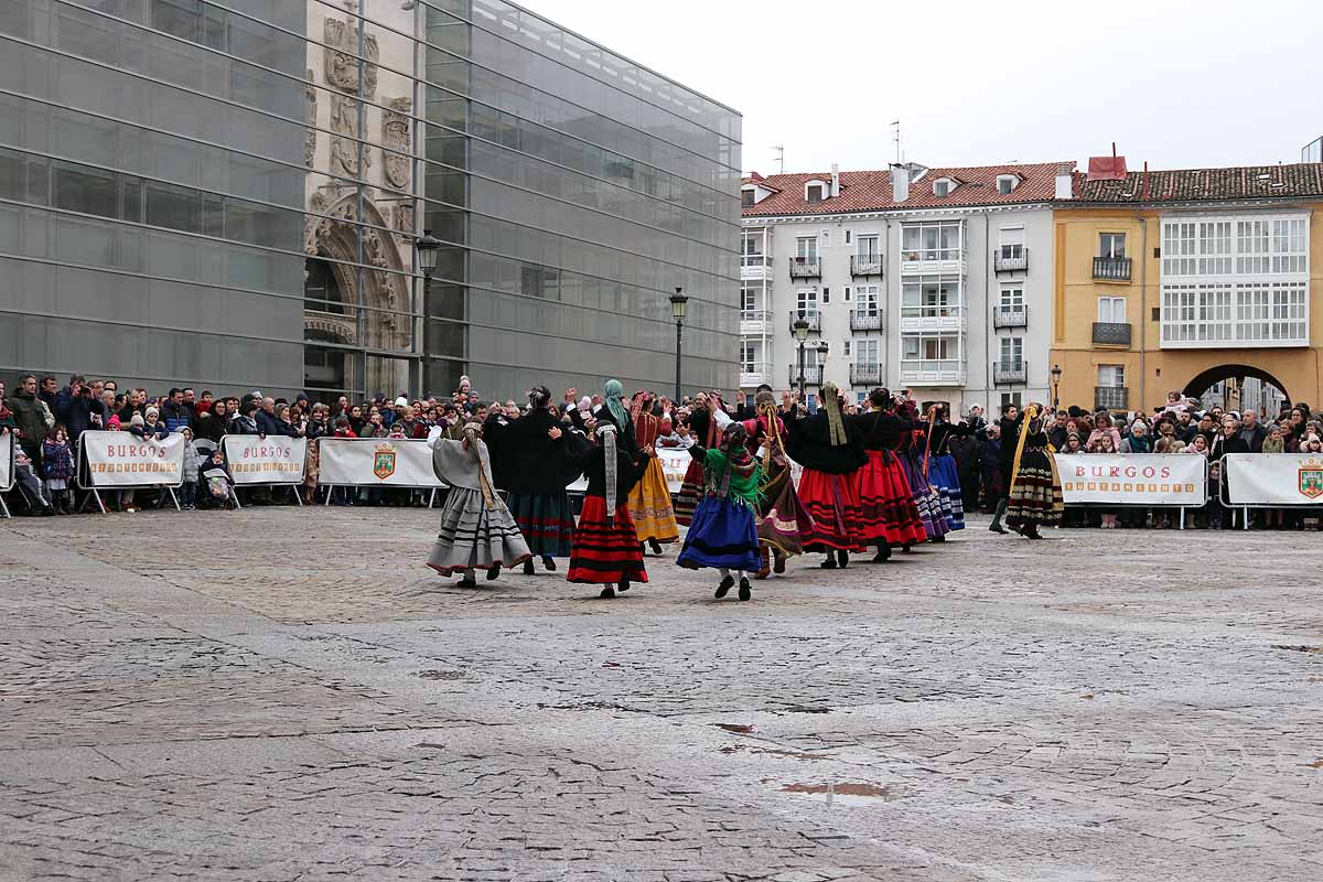 cientos de personas han participado este domingo en los diversos actos de la festividad de San Lesmes Abad | Capas castellanas, sayas de paño, panes, bailes y morcilla y chorizo como aliados contra el frío burgalés. 