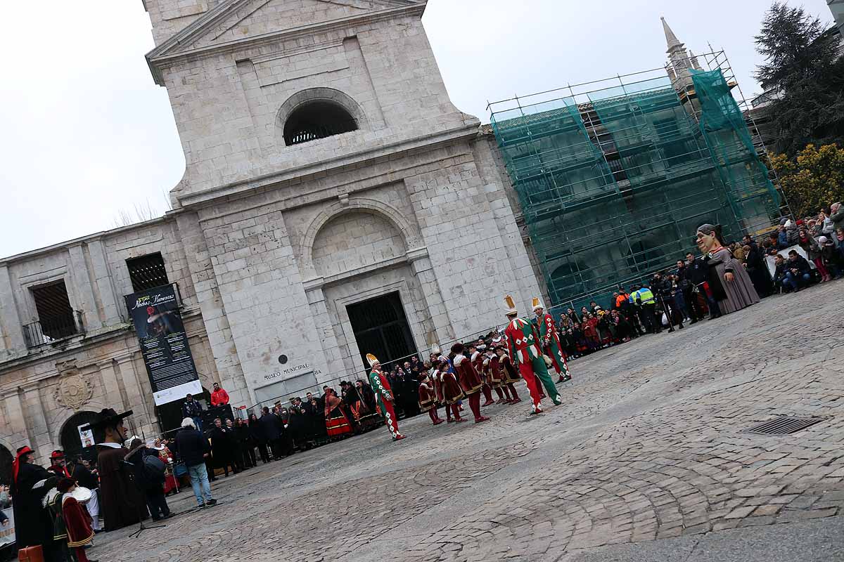 cientos de personas han participado este domingo en los diversos actos de la festividad de San Lesmes Abad | Capas castellanas, sayas de paño, panes, bailes y morcilla y chorizo como aliados contra el frío burgalés. 