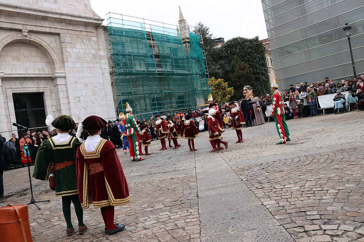 cientos de personas han participado este domingo en los diversos actos de la festividad de San Lesmes Abad | Capas castellanas, sayas de paño, panes, bailes y morcilla y chorizo como aliados contra el frío burgalés. 