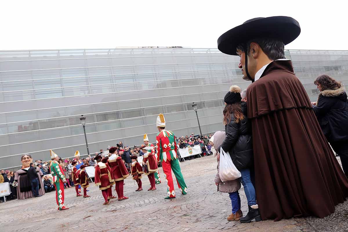 cientos de personas han participado este domingo en los diversos actos de la festividad de San Lesmes Abad | Capas castellanas, sayas de paño, panes, bailes y morcilla y chorizo como aliados contra el frío burgalés. 