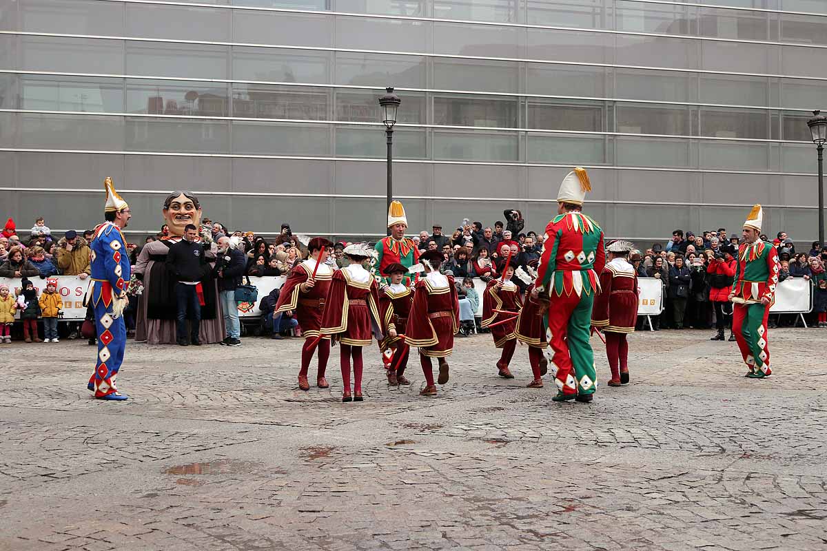 cientos de personas han participado este domingo en los diversos actos de la festividad de San Lesmes Abad | Capas castellanas, sayas de paño, panes, bailes y morcilla y chorizo como aliados contra el frío burgalés. 