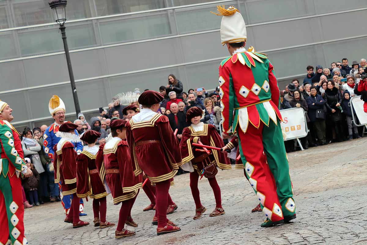 cientos de personas han participado este domingo en los diversos actos de la festividad de San Lesmes Abad | Capas castellanas, sayas de paño, panes, bailes y morcilla y chorizo como aliados contra el frío burgalés. 