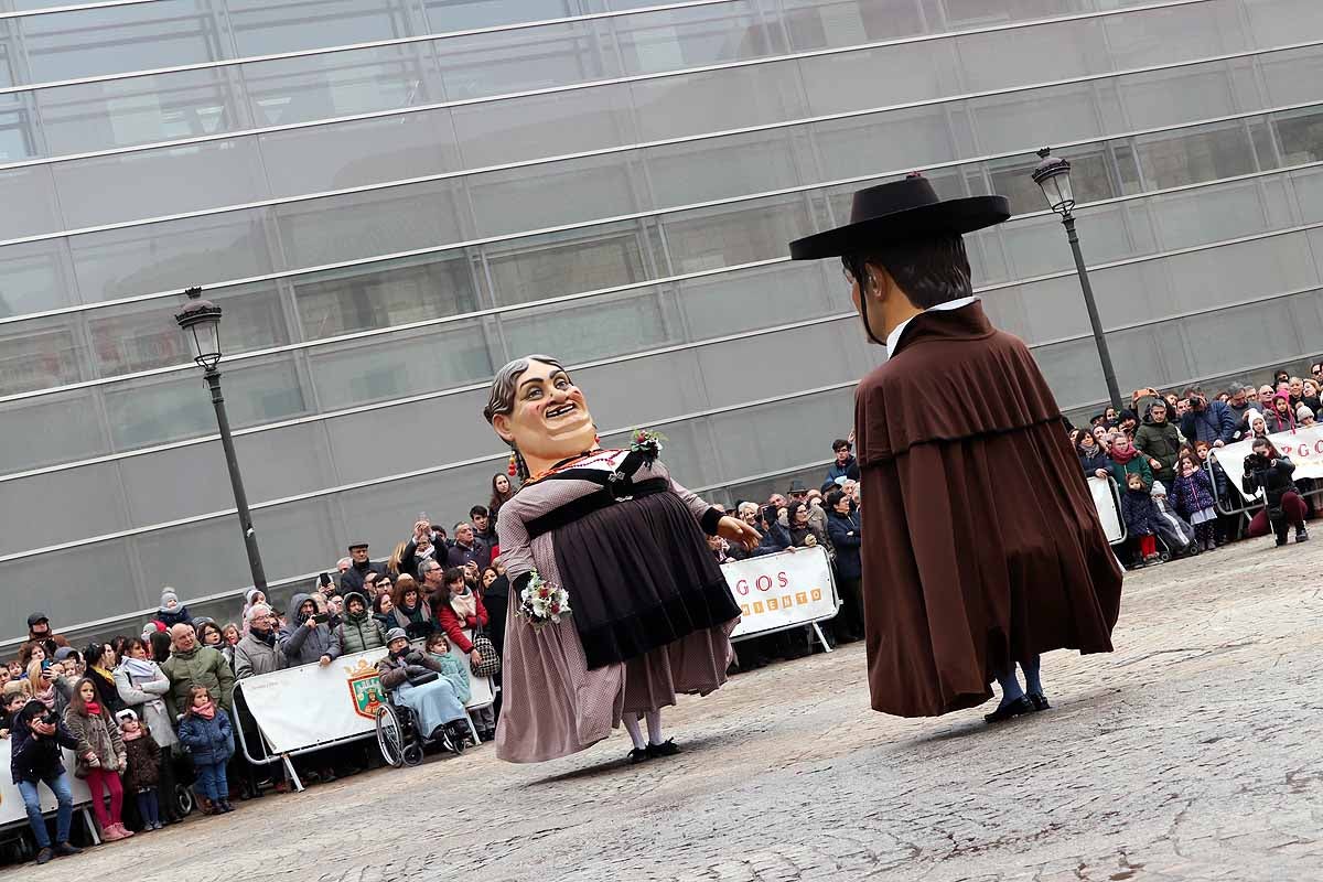 cientos de personas han participado este domingo en los diversos actos de la festividad de San Lesmes Abad | Capas castellanas, sayas de paño, panes, bailes y morcilla y chorizo como aliados contra el frío burgalés. 