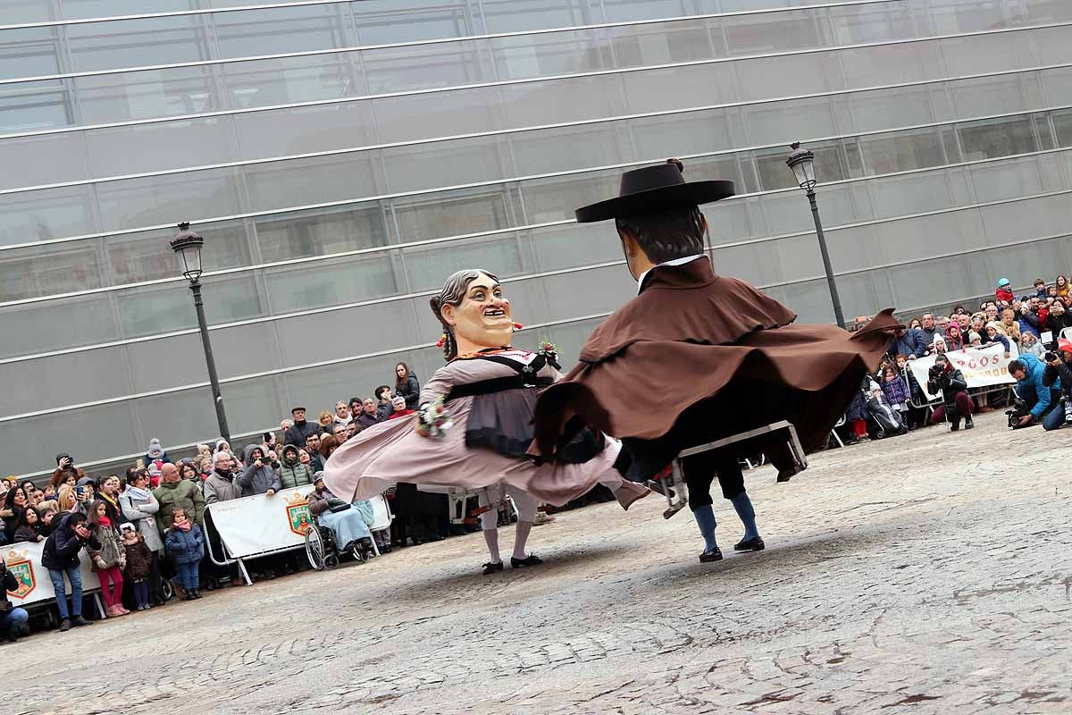 cientos de personas han participado este domingo en los diversos actos de la festividad de San Lesmes Abad | Capas castellanas, sayas de paño, panes, bailes y morcilla y chorizo como aliados contra el frío burgalés. 