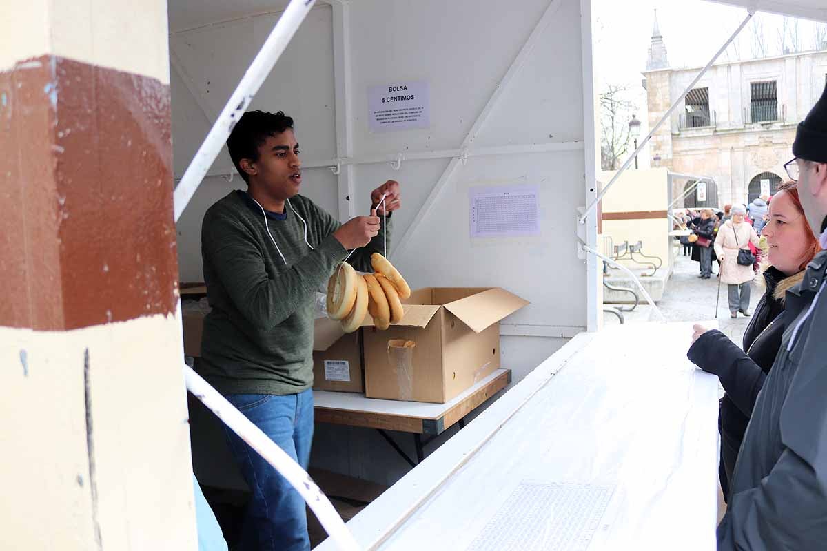 cientos de personas han participado este domingo en los diversos actos de la festividad de San Lesmes Abad | Capas castellanas, sayas de paño, panes, bailes y morcilla y chorizo como aliados contra el frío burgalés. 