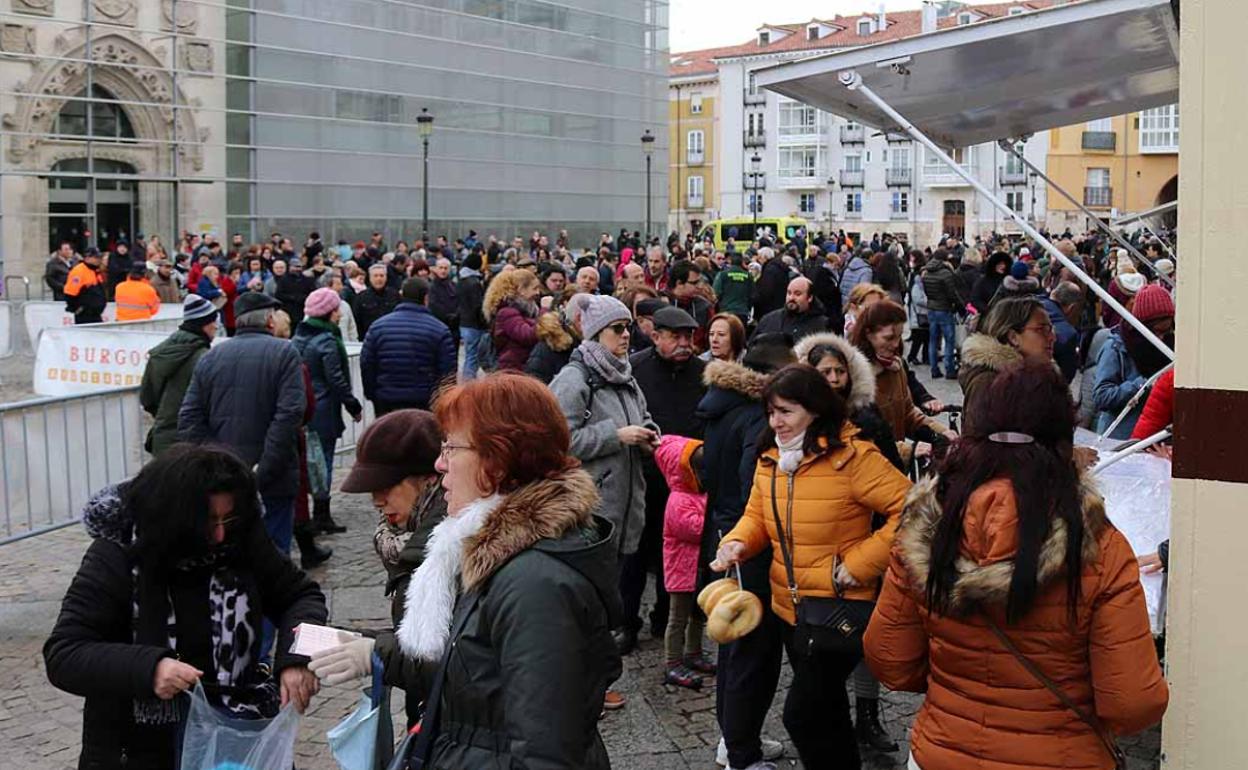 Largas colas en la plaza de San Juan para recoger los panecillos bendecidos de San Lesmes. 