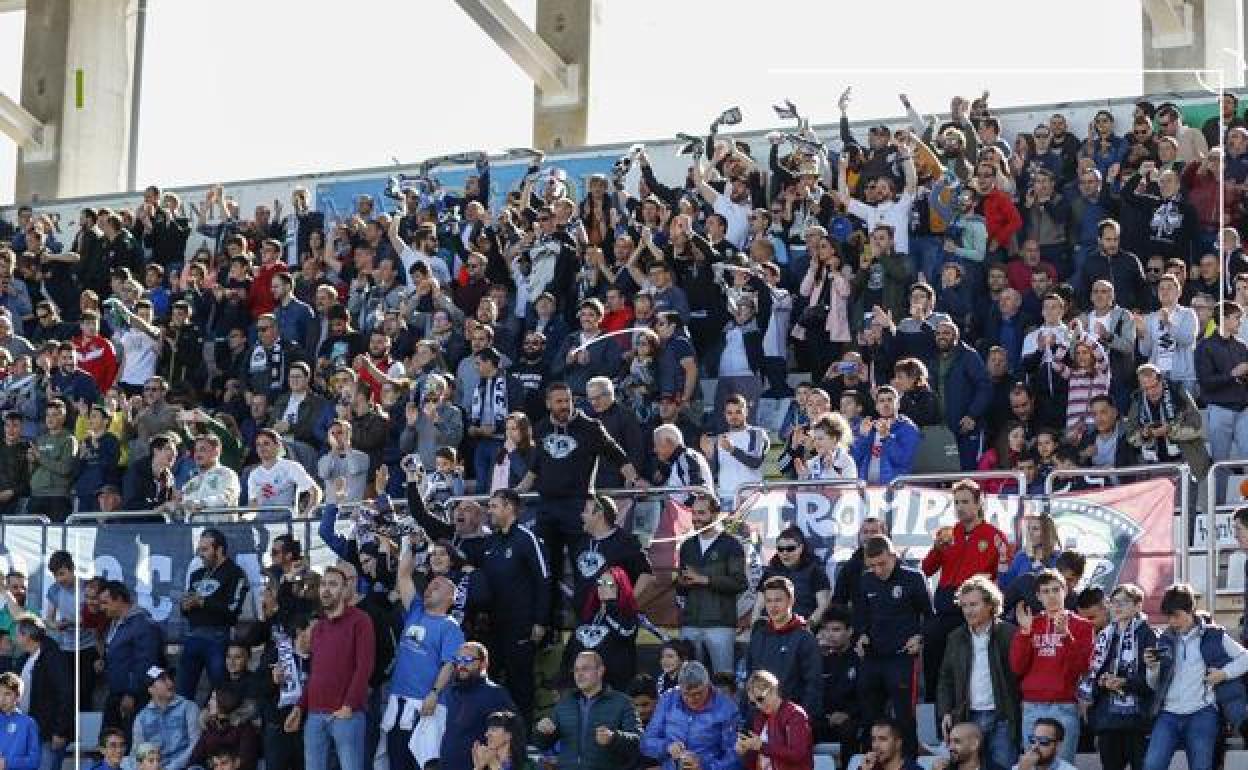 Aficionados del Burgos CF en El Plantío. 