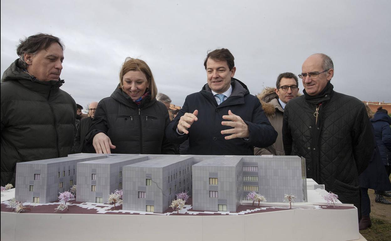 El presidente de la Junta de Castilla y León, Alfonso Fernández Mañueco, asiste a la puesta en marcha de las obras de la Residencia de Mayores Puente Ladrillo en Salamanca. 