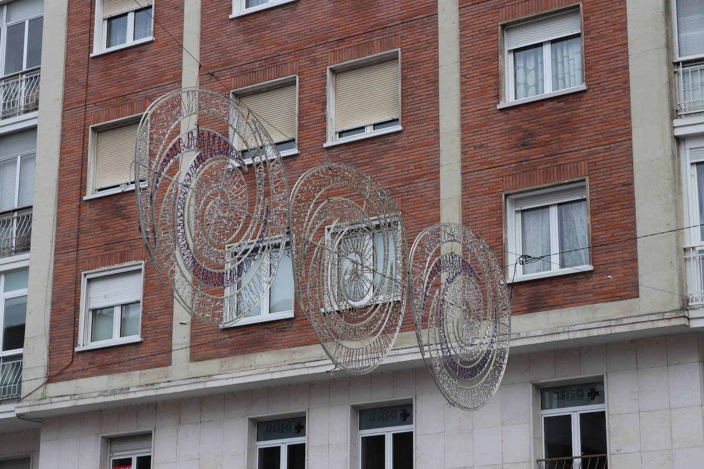 Operarios de la empresa Iluminación Ximénez retiran estos días el alumbrado navideño.