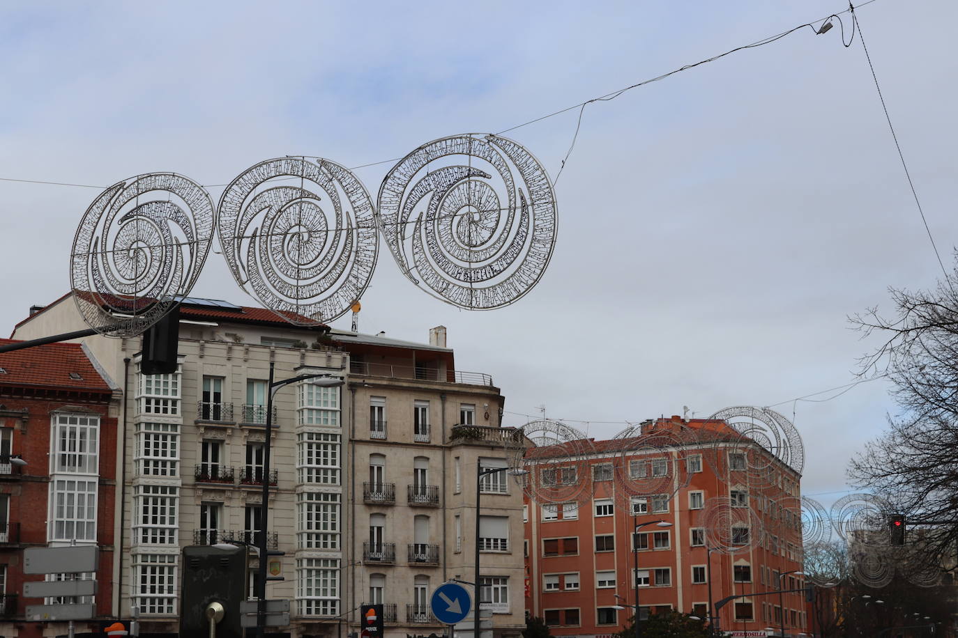 Operarios de la empresa Iluminación Ximénez retiran estos días el alumbrado navideño.
