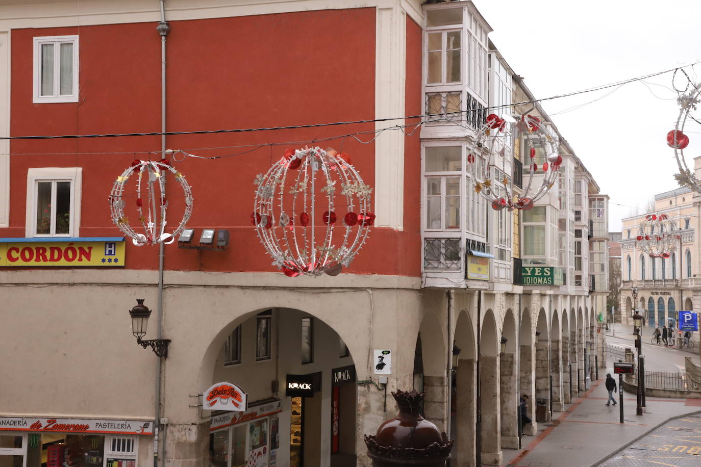 Operarios de la empresa Iluminación Ximénez retiran estos días el alumbrado navideño.