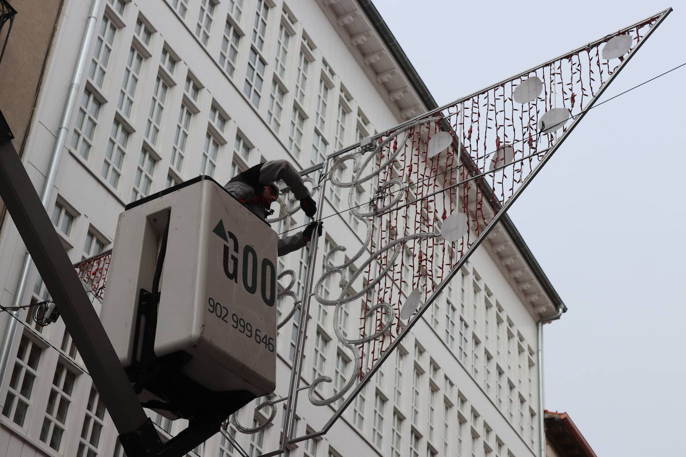 Operarios de la empresa Iluminación Ximénez retiran estos días el alumbrado navideño.