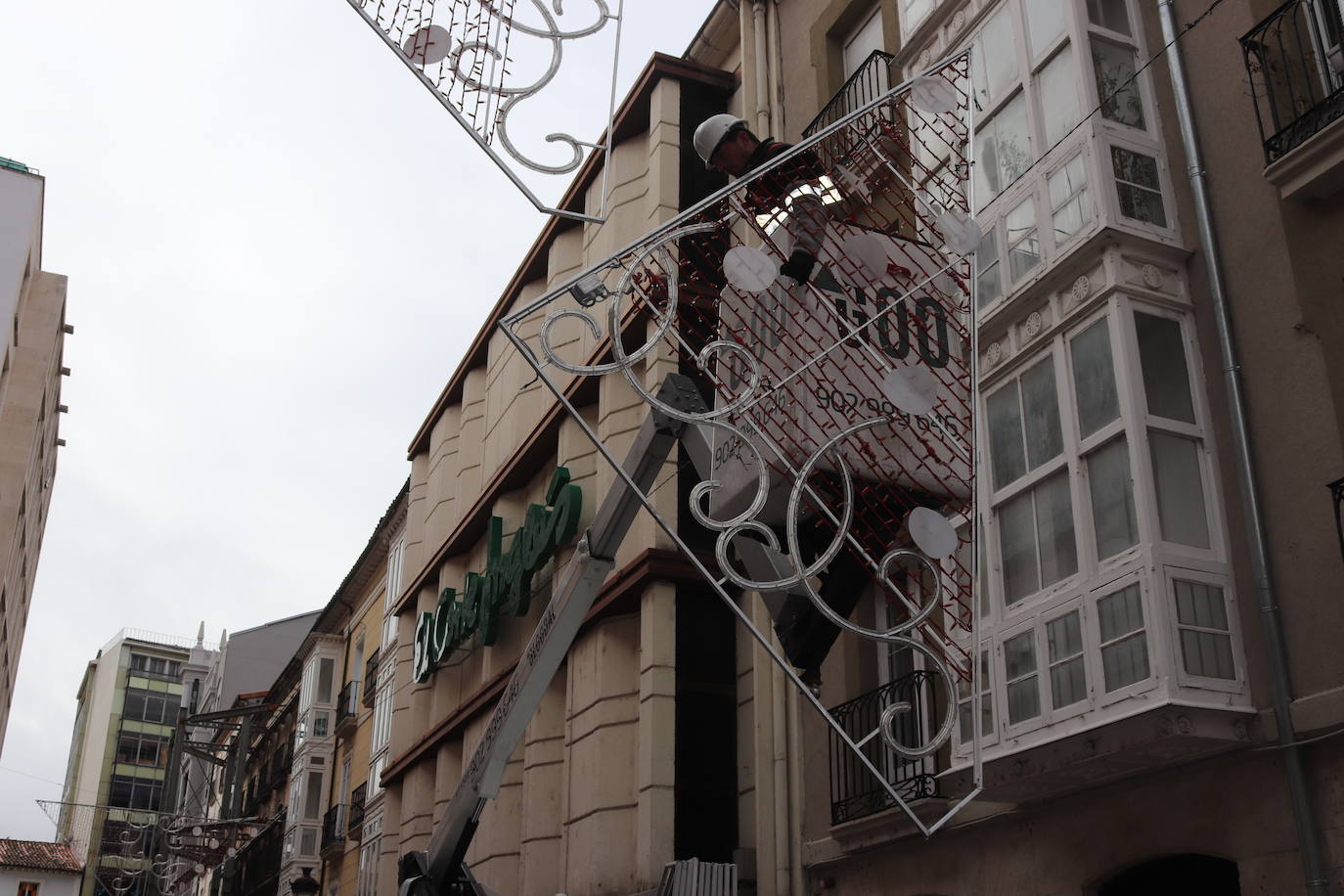 Operarios de la empresa Iluminación Ximénez retiran estos días el alumbrado navideño.