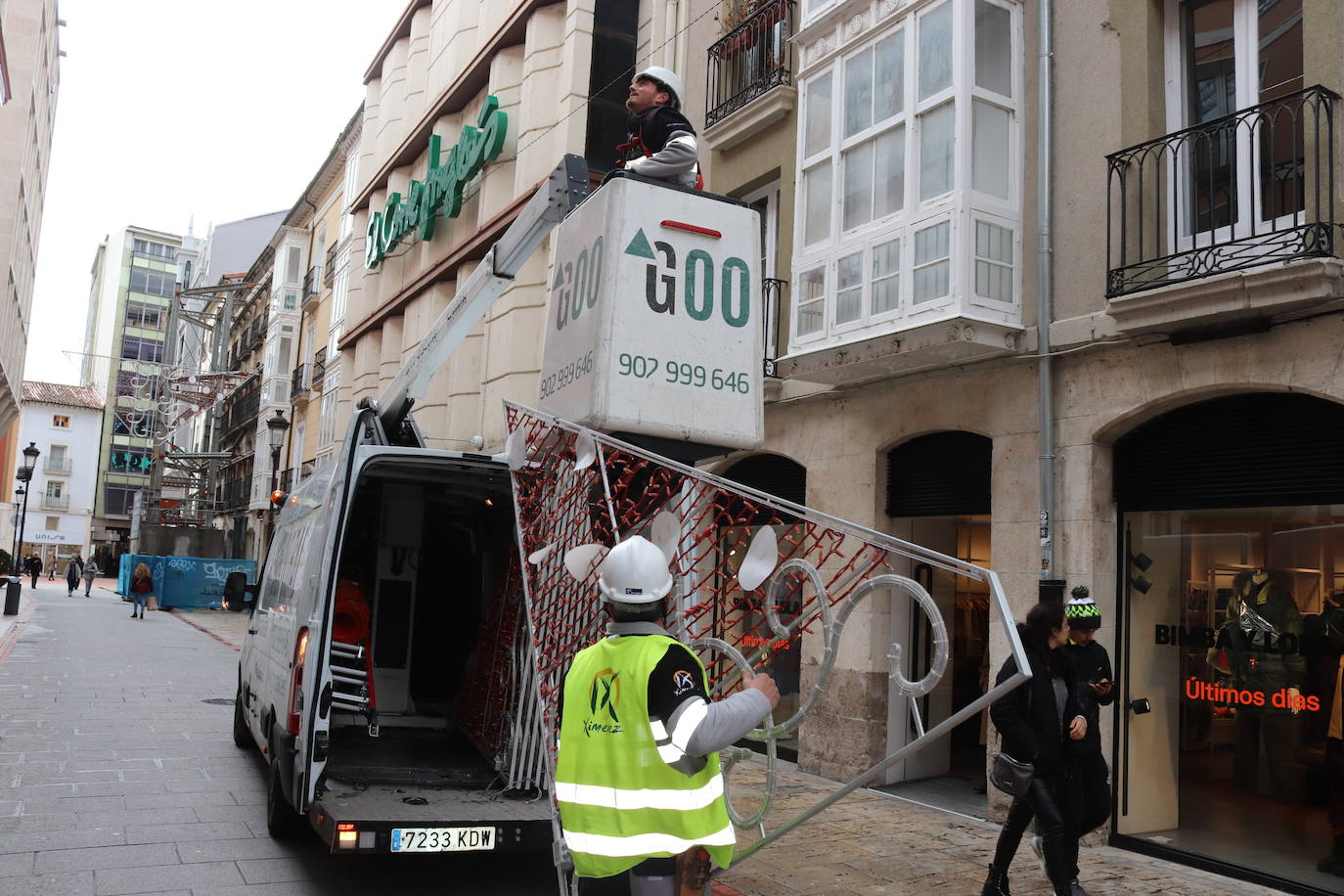 Operarios de la empresa Iluminación Ximénez retiran estos días el alumbrado navideño.