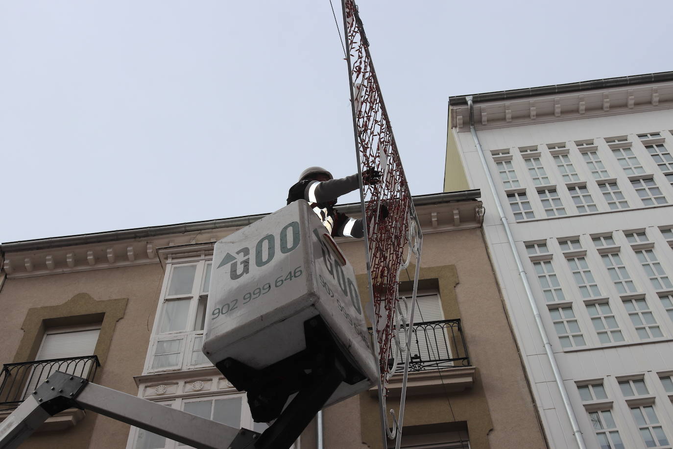 Operarios de la empresa Iluminación Ximénez retiran estos días el alumbrado navideño.