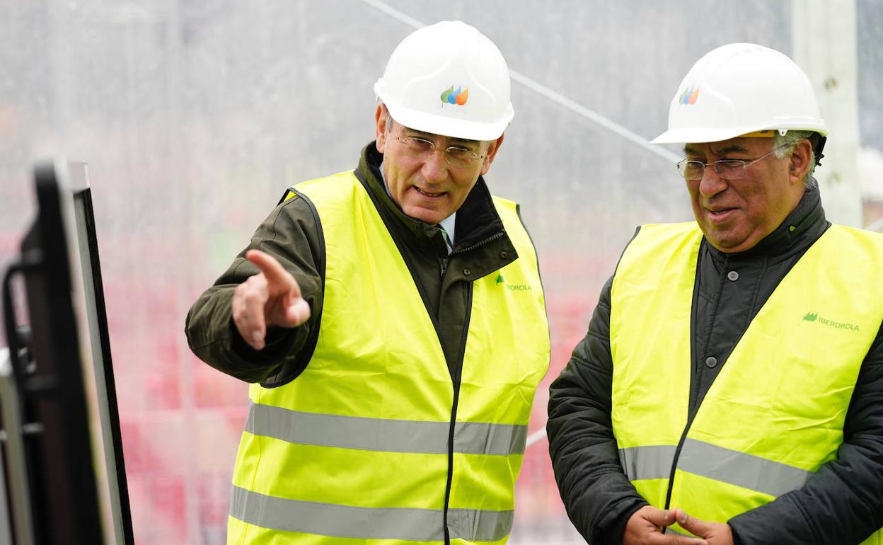 El primer ministro de Portugal, Antonio Costa, y el presidente de Iberdrola, Ignacio Galán, hoy en la central hidroeléctrica de Támega. 