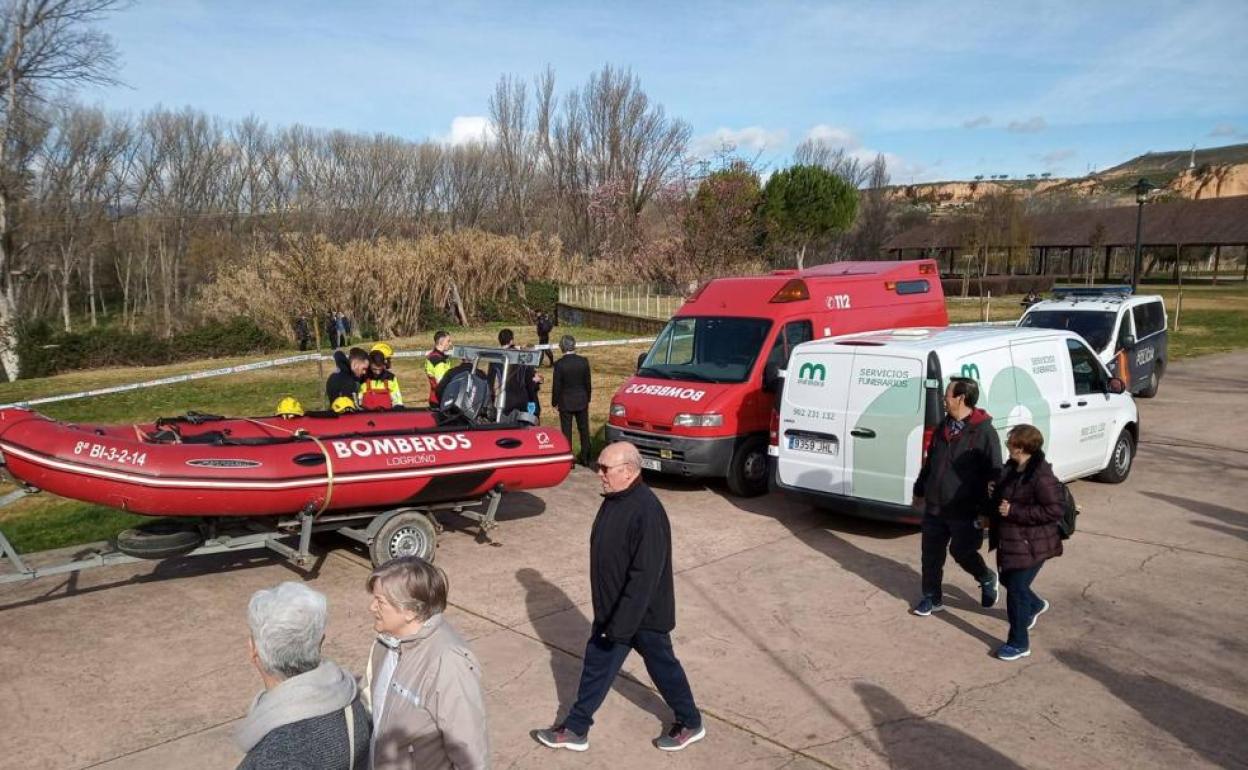 Dispositivo para la recogida del cadáver de la mujer hallado en aguas del Ebro a su paso por Logroño.