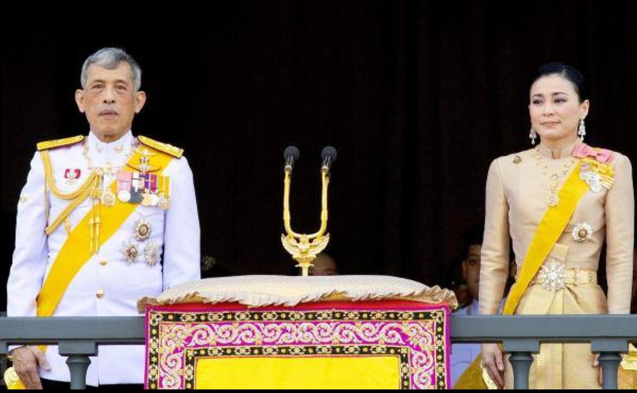 El Rey de Tailandia y Sineenat Wongvajirapakdi.