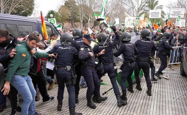 La Policía carga en Badajoz contra una manifestación de trabajadores del campo