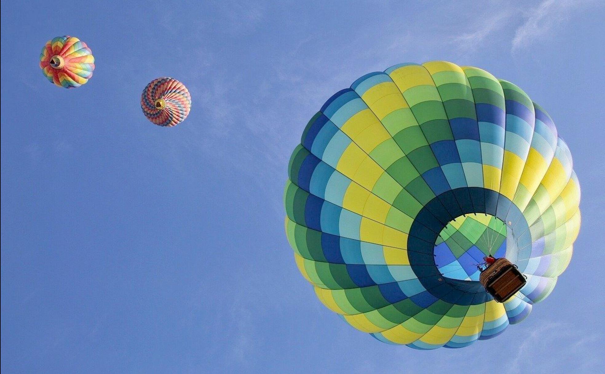 Varios globos en el aire.